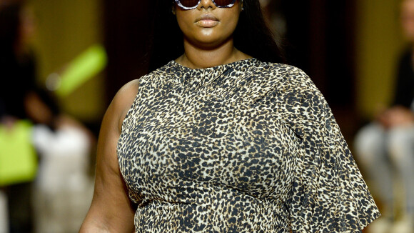 Modelos plus size desfilam tendências de moda para o verão na NYFW. Fotos!