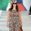 A modelo plus size Ashley Graham desfilou pela marca do estilista Michael Kors e apresentou um vestido todo na estampa floral. Uma graça, né?