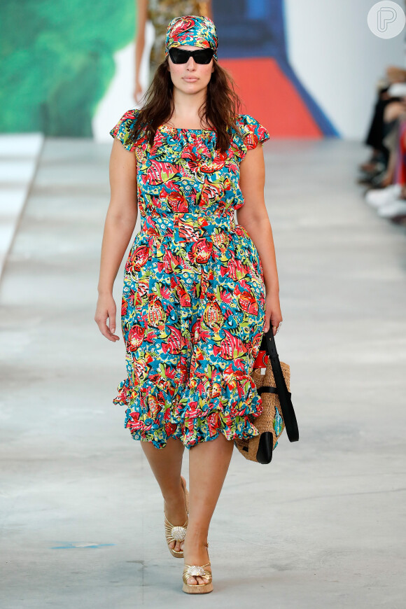 A modelo plus size Ashley Graham desfilou pela marca do estilista Michael Kors e apresentou um vestido todo na estampa floral. Uma graça, né?