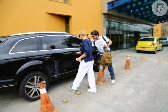 Xuxa entra no carro após passar a noite com a mãe, Alda, no hospital