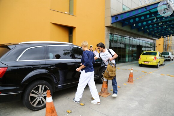 Xuxa é fotografada saindo do hospital onde a mãe, Alda, está internada