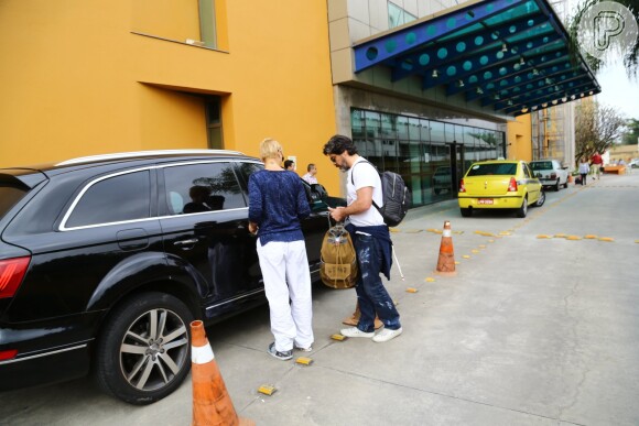 Xuxa deixa hospital onde a mãe, Alda, está internada, ao lado de Junno Andrade