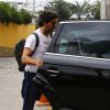 Junno Andrade abre a posta do carro para Xuxa na saída do hospital