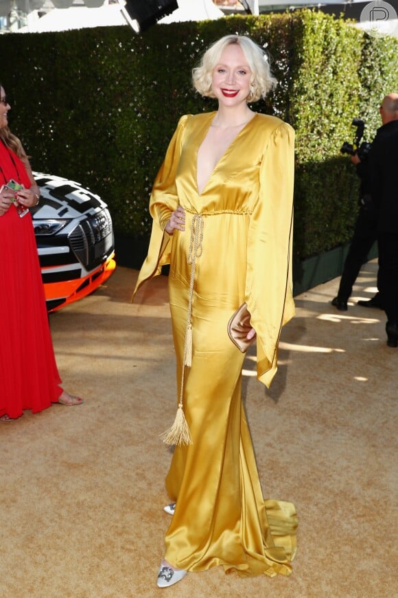 Gwendoline Christie, a Brienne de Tarth de 'Game of Thrones', escolheu um look amarelo de seda