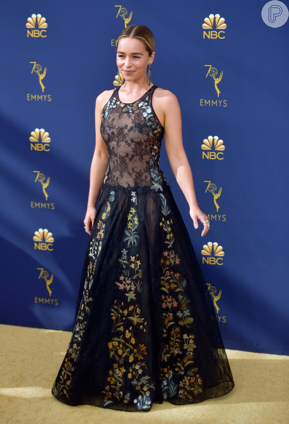 Emilia Clarke, de 'Game of Thrones' apostou no look rendado Dior alta-costura