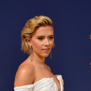 A maravilhosa Scarlett Johansson apostou num branco ajusatdo da Balmain