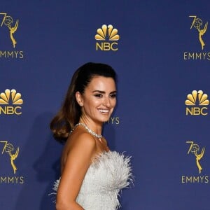 Os looks do tapete vermelho do Emmy Awards, que rolou nesta segunda-feira, 17 de setembro de 2018. Penelope Cruz de look alta-costura da Chanel