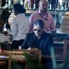 William Bonner faz uma pausa em restaurante à espera do embarque em aeroporto no Rio