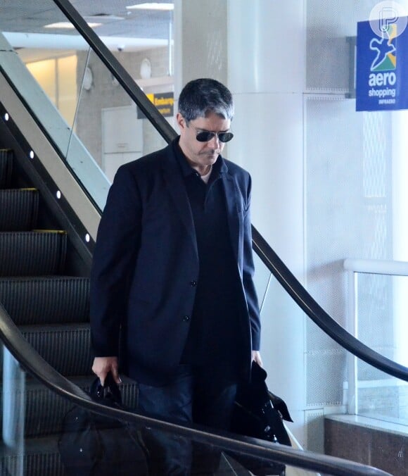 William Bonner embarca em aeroporto do Rio usando blazer