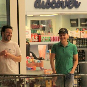 Michel Teló conversa com amigo durante passeio no shopping