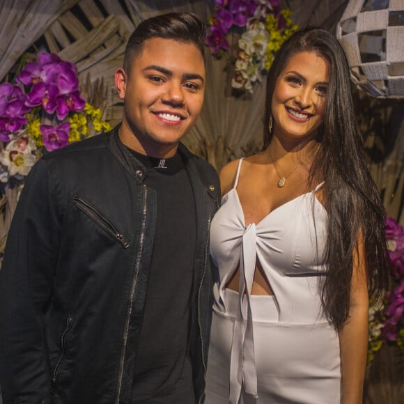 Felipe Araújo e Caroline Marchezi decidiram chamar o filho de Miguel