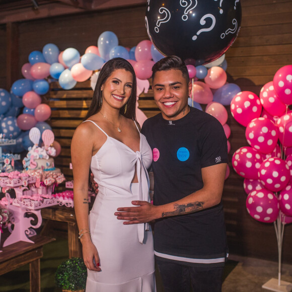 Felipe Araújo e Caroline Marchezi fizeram o chá revelação