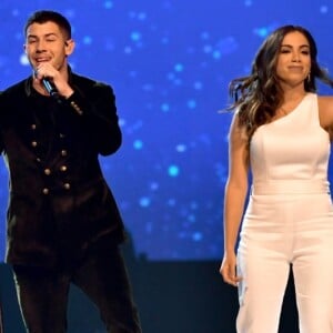 Anitta cantou com Nick Jonas na festa pré-Grammy Latino em 2017