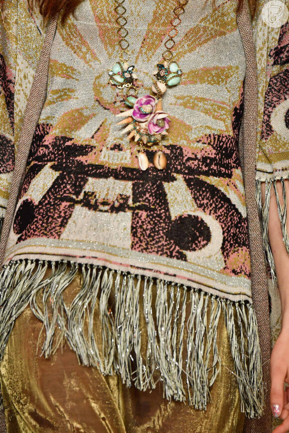 Na Semana de Moda de Nova York, Anna Sui apostou em peças em tecidos cru e detalhes em  franjas