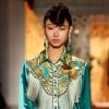 A camisa de franjas também apareceu no desfile da grife Anna Sui como tendência para o verão 2019