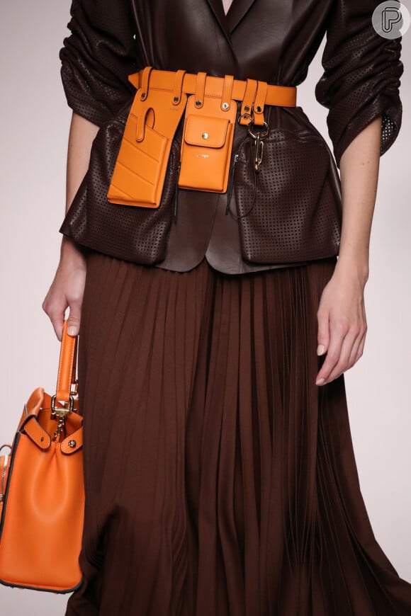 A pochete moderninha ajuda a compor um look country, como mostrou a grife Fendi na Semana de Moda de Milão