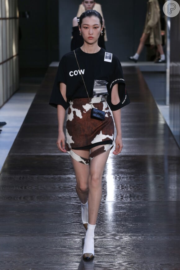 A Burberry, que desfilou em Londres, foi ousada, apresentando peças com estampas de vaca e t-shirts com a palavra "cow", vaca em inglês