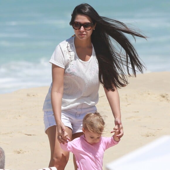 Thais Fersoza passeia com Melinda na Praia da Barra da Tijuca