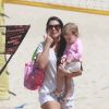 Thais Fersoza deixa a praia com a filha, Melinda