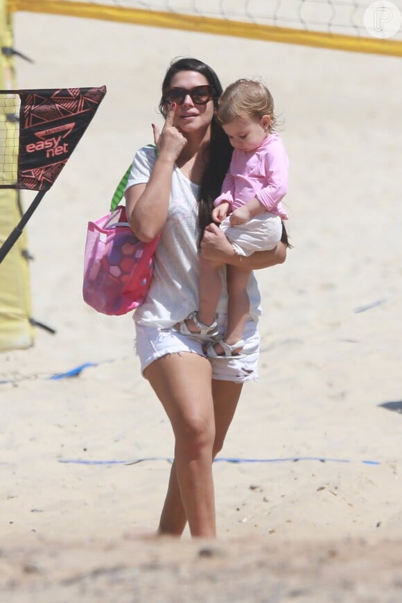 Thais Fersoza deixa a praia com a filha, Melinda
