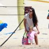 Thais Fersoza curtiu praia da Barra da Tijuca com os filhos e a mãe
