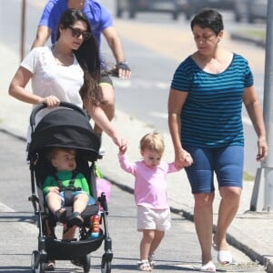 Thais Fersoza passeia ao lado de Melinda, Teodoro e a mãe, Glória Cristina