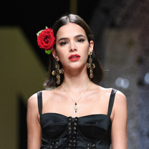 Bruna Marquezine cruzou a passarela da semana de Moda de Milão, na Itália