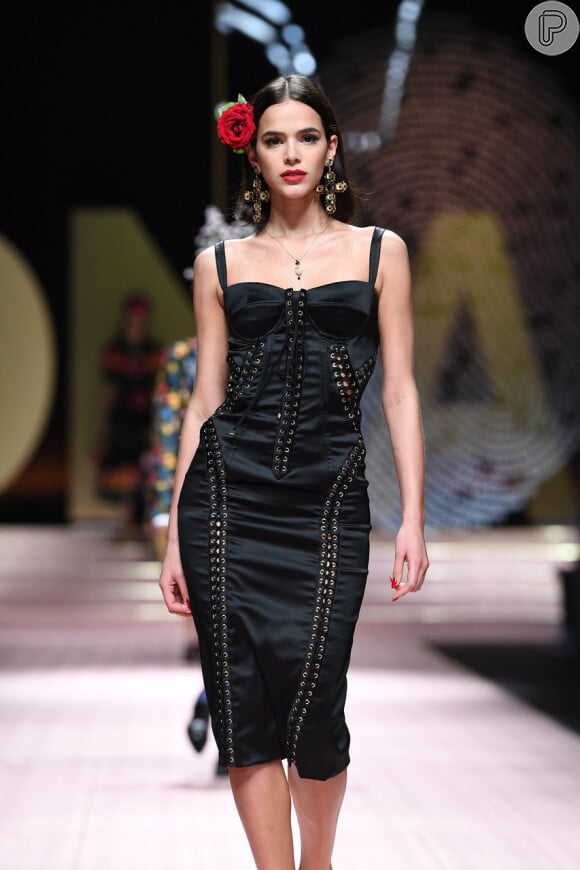Bruna Marquezine foi um dos destaques do desfile da Dolce & Gabbana, na semana de Moda de Milão, na Itália