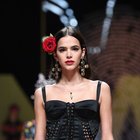 Bruna Marquezine foi um dos destaques do desfile da Dolce & Gabbana, na semana de Moda de Milão, na Itália
