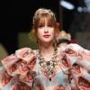 Marina Ruy Barbosa usou um vestido estampado ao desfilar na semana de Moda de Milão, na Itália, neste domingo, 23 de setembro de 2018
