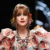 Marina Ruy Barbosa usou leve transparência em desfile da Dolce & Gabbana, na semana de Moda de Milão, na Itália