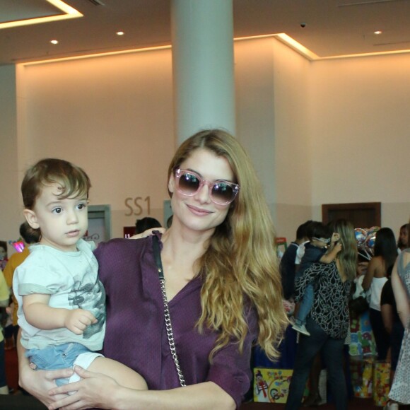 Pedro, filho de Alinne Moraes, está começando a reconhecer o trabalho da mãe da TV