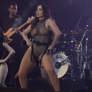 Anitta, no entanto, assumiu: 'Eu to solteira, a gente quer dar mais uma sensualizada né'