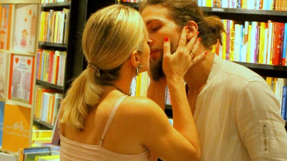 Letícia Spiller troca beijo com o namorado, Pablo Vares, ao lançar livro. Fotos!