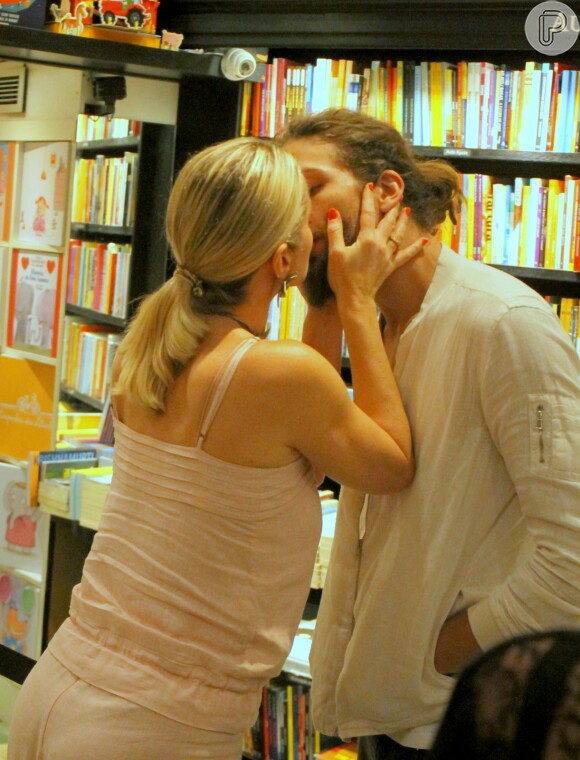 Letícia Spiller foi prestigiada pelo namorado, Pablo Vares, ao lançar o livro 'Mais de Mim'