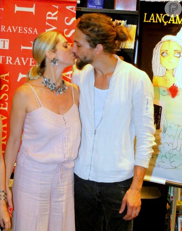 Letícia Spiller e o namorado, Pablo Vares, no lançamento do livro 'Mais de Mim'
