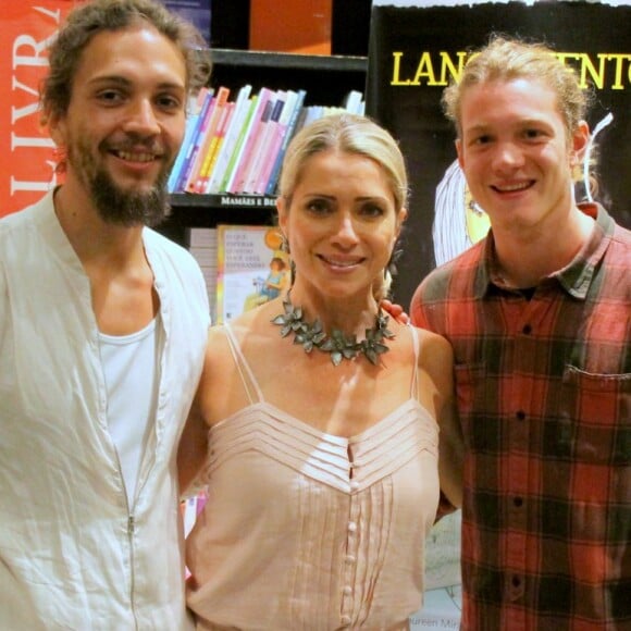 Letícia Spiller com o namorado, Pablo Vares, e o filho, Pedro, no lançamento do livro
