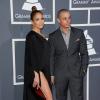 Jennifer Lopez e o namorado, Casper Smart, botaram fogo no tapete vermelho: olha a fenda de J.Lo.