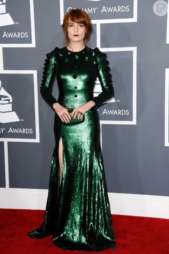 Florence Welch, vocalista da banda Florence + The Machine, posou com um lindo vestido verde metálico