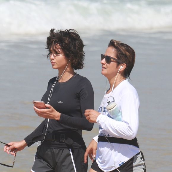 'Ser atriz não é fácil, o ônus é do tamanho do bônus. Mas uma hora as pessoas sabem, aí tem a fofoca, os paparazzi', explicou Nanda Costa