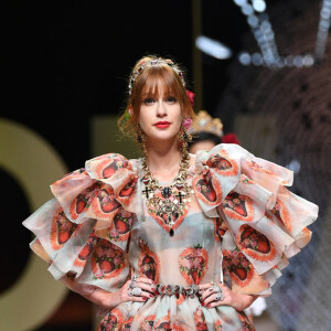 Marina Ruy Barbosa desfilou para a grife italiana Dolce & Gabbanna na Semana de Moda de Milão, neste domingo, 23 de setembro de 2018
