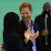 Príncipe Harry troca olhares apaixonados com Meghan Markle