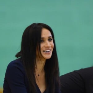 Meghan Markle usa office look Oscar de La Renta em visita a universidade