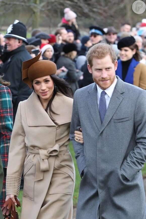 Meghan Markle usou um vestido azul em seu primeiro encontro com Príncipe Harry e deixou um pedaço da peça costurada em seu vestido de noiva