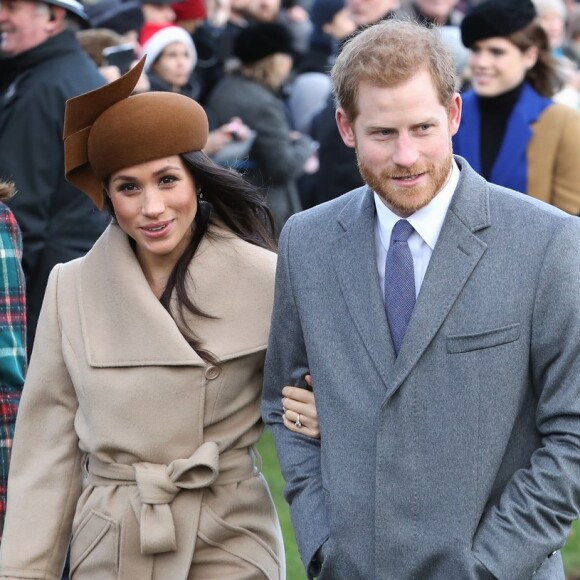 Meghan Markle usou um vestido azul em seu primeiro encontro com Príncipe Harry e deixou um pedaço da peça costurada em seu vestido de noiva