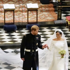 Meghan Markle seguiu as tradições britânicas e usou 'algo novo, algo antigo, algo emprestado e algo azul' em seu casamento