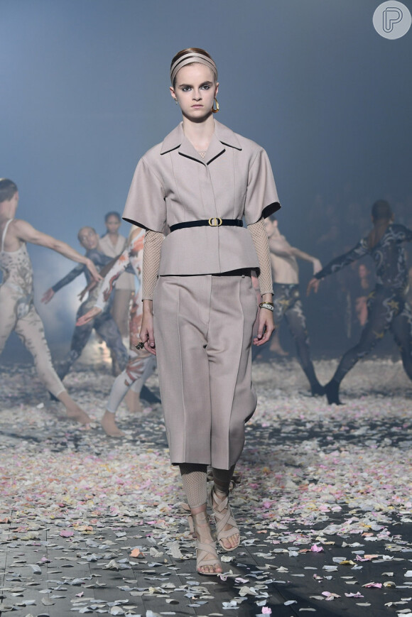 Conjuntinhos para o verão 2019: a moda combinadinha está com tudo e vai continuar! Terno curtinho (perfeito para o verão) da Dior