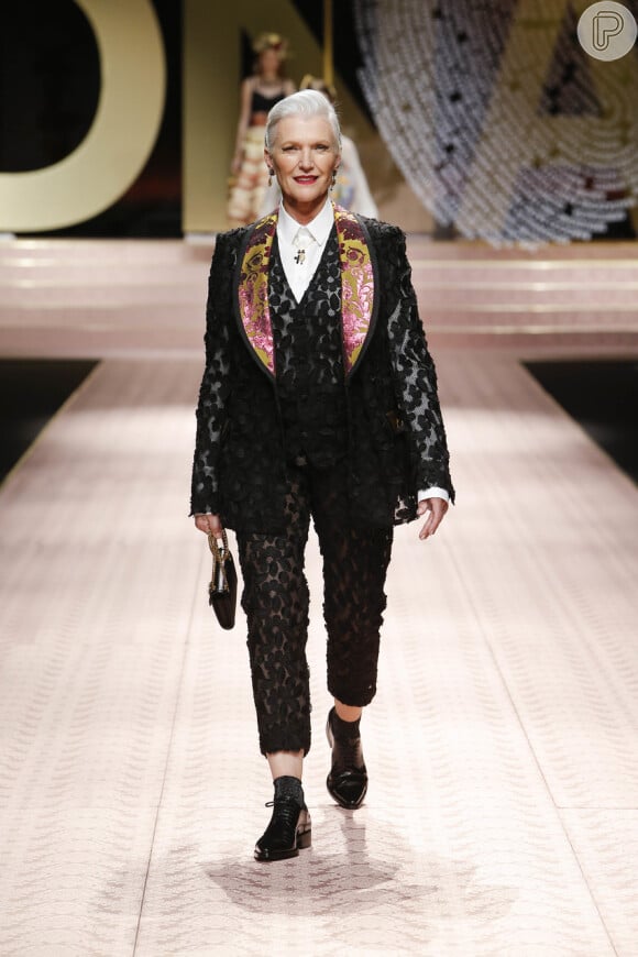A modelo Maye Musk desfila modelo com pegada masculina na Dolce & Gabbana
