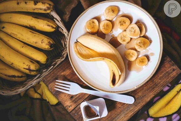 A banana ajuda no combate à câimbras por ser rica em potássio