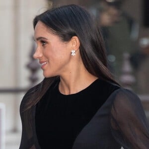 Meghan Markle escolheu uma produção all black para sua estreia em evento solo